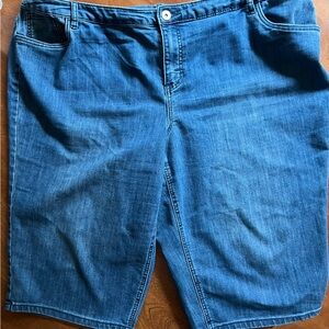 Jean shorts with cool back pockets Excellent condition